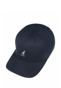 Cappello in cotone navy con una corona strutturata e un visiera curvata. Presenta un logo ricamato di un canguro sul lato sinistro anteriore.