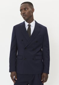 Mornarsko plavi sako s dvostrukim kopčanjem od glatke tkanine, s crnim dugmadima, oštrim reverima i dva prednja džepa za elegantan izgled.