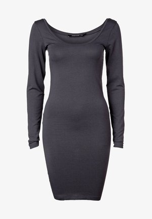 Vestido ajustado de manga larga en gris oscuro, hecho de una tela suave con escote redondeado y dobladillo a la altura de la rodilla. Sin patrones ni adornos.