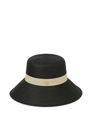 Sort bredskygget flettet hat med beige bånd og lille gyldent emblem foran i midten.