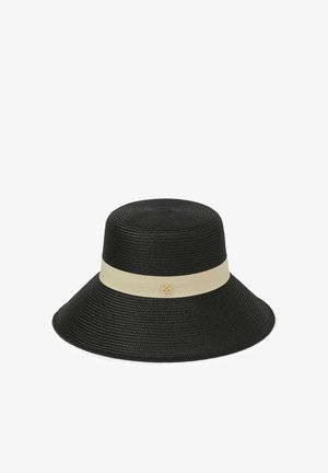 Sort bredskygget flettet hat med beige bånd og lille gyldent emblem foran i midten.