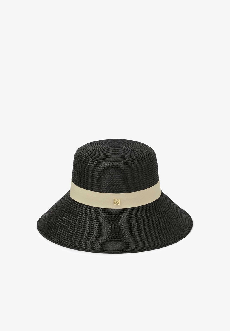 Chapeau tissé noir à large bord avec une bande beige et un petit emblème doré à l'avant au centre.