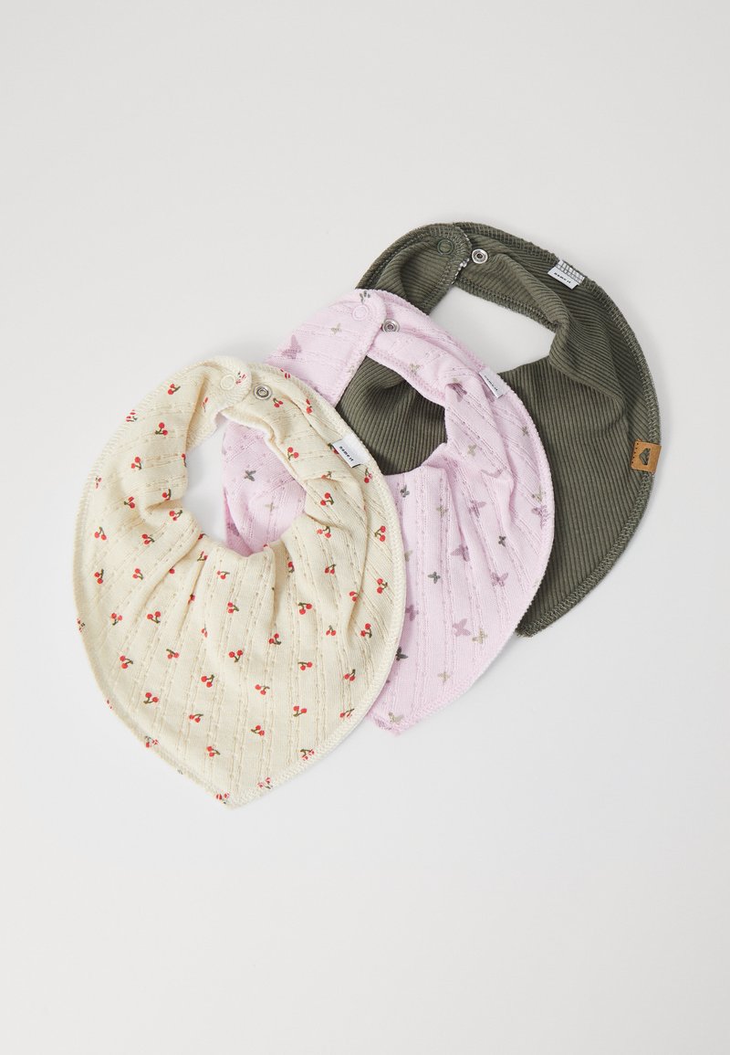 Set med tre babyhaklappar: krämfärgad med körsbärstryck, ljust rosa med stjärnmönster och olivgrön med ribbad textur. Tryckknappar högst upp.
