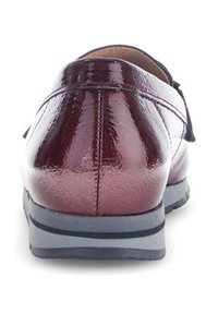 Bordeaux gepatineerde lederen schoen met een ronde neus, contrasterende grijze rubberen zool en subtiele stiksels langs de zijkanten en achterkant.