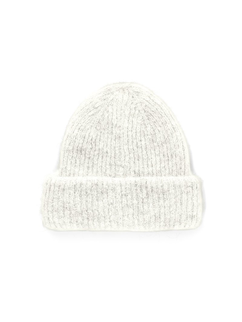 Puha fehér fonalból készült kötött sapka, bordázott textúrával és felgöngyölt szélével, klasszikus beanie alakban tervezve.