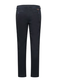 Męskie czarne spodnie slim-fit widoczne z tyłu, z dwoma kieszeniami zapinanymi na guziki i szlufkami na pasek.