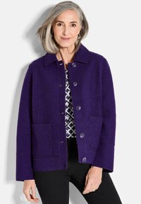Giacca di lana viola con colletto, chiusura frontale a bottoni e due tasche anteriori. Presenta un design pulito e una texture morbida.