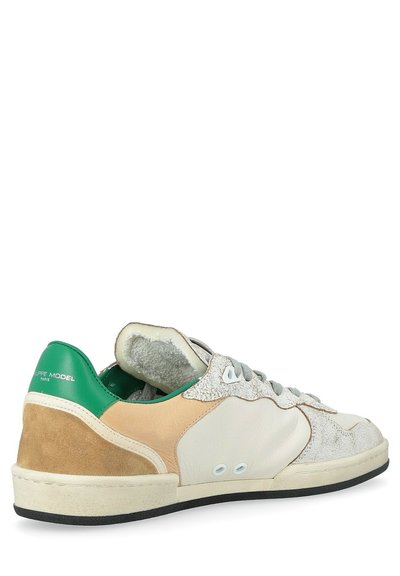 Sneaker da uomo con materiali misti: pelle beige, suede grigia e dettagli verdi. Punta rotonda, design con lacci e pannelli laterali testurizzati.