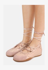 Επιλέχθηκε, blush/gum