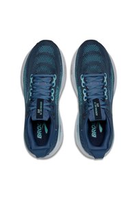 Heren hardloopschoenen met een ademende marineblauwe mesh bovenkant, lichtblauwe accentkleuren, gewatteerde witte zool en zwarte binnenvoering.