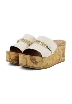 Sandali platform bianchi con punta aperta, dotati di un accento in catena dorata e un tacco a cuneo simile al sughero decorato con un design della mappa del mondo.