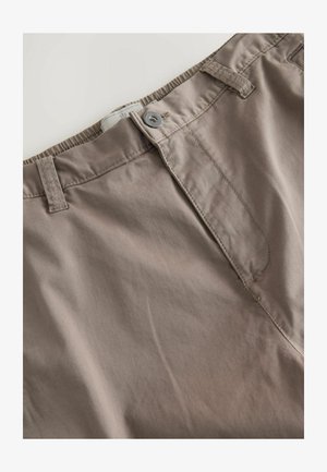 Pantaloni in cotone color khaki con chiusura a bottone, caratterizzati da una trama liscia, tasche oblique e una cintura cucita con cura.