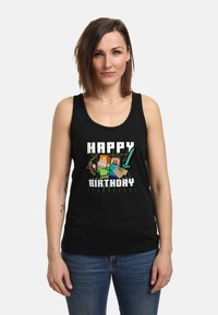 Camiseta sin mangas negra con un colorido texto de "Feliz Cumpleaños" y personajes pixelados sosteniendo espadas y un arco, presentada sobre un fondo simple.