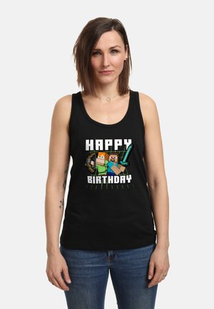 Zwarte tanktop met kleurrijke "Gelukkige Verjaardag" tekst en gepixelde figuren die zwaarden en een boog vasthouden, gepresenteerd op een effen achtergrond.
