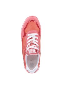 Leichte Sneakers aus korallenfarbenem und pinkem Mesh mit weißen Schnürsenkeln. Strukturierter Entwurf und texturierte Oberfläche, mit einem Logo auf der Zunge.