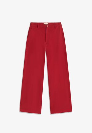 Pantalon rouge à jambes larges avec fermeture à bouton et fermeture éclair, passants pour ceinture et poches latérales, présenté à plat sur un fond blanc.
