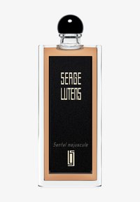 Bottiglia di profumo in vetro trasparente con un tappo rotondo nero. Presenta un'etichetta quadrata nera con scritte dorate, incorniciata in un bordo marrone chiaro.