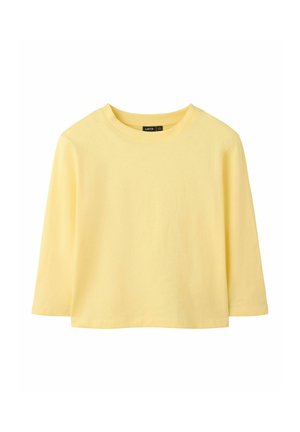 Żółta koszulka z długim rękawem i okrągłym dekoltem, o luźnym kroju i prostym wzorze, pokazana na białym tle.