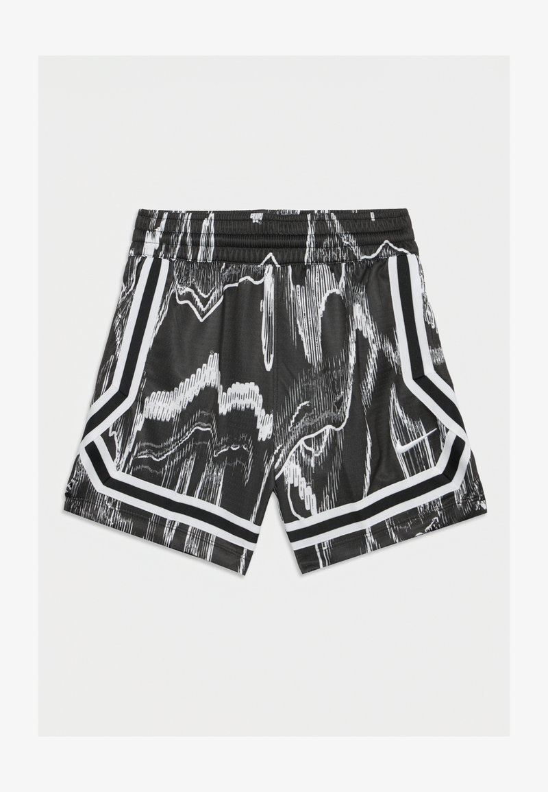 Pantalones cortos deportivos en blanco y negro con patrón de pinceladas abstractas, cintura elástica y ribetes a rayas blancas a lo largo de los lados y el dobladillo.