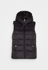 Zwarte gewatteerde vest met een capuchon, ritsluiting en voorzakken. De stof heeft een glanzende textuur, met gestikte patronen en zilverkleurige accenten.
