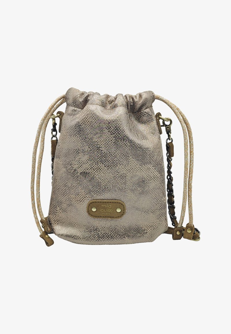 Petit sac bourse métallique à imprimé serpent avec fine bretelles et une étiquette en cuir indiquant « mila louise Paris » à l'avant.