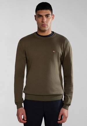 Maglione verde oliva realizzato in un tessuto liscio, con collo a girocollo a costine e maniche lunghe. Piccolo logo a bandiera sul petto.
