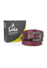 Cinturón de cuero burdeos con hebilla de plata ornamentada y acentos florales, empaquetado en una caja negra y amarilla etiquetada "Lois."