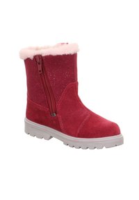 Červená semišová kotníková bota se zapínáním na zip, bílým umělým kožíškem na lemování, strukturovaným svrškem s třpytivými akcenty a pevnou bílou gumovou podrážkou.