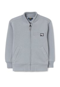 Sudadera gris con cremallera, cuello redondo, puños acanalados, bolsillos laterales y un pequeño parche rectangular "SNOW" en el pecho. Textura suave.