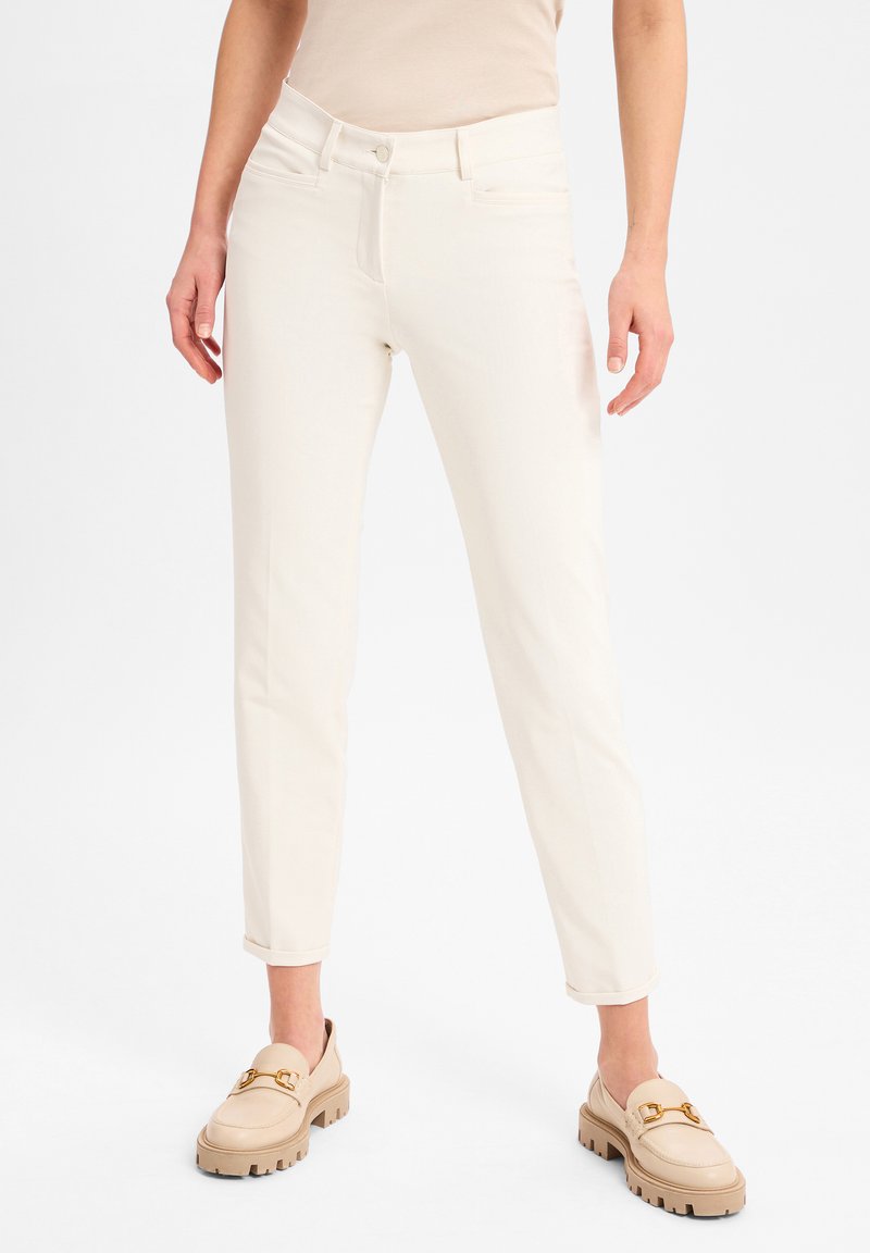 Witte op maat gemaakte broek met een strak ontwerp, gemaakt van een zachte, rekbare stof. Heeft een klassieke waistband en subtiele zakken aan de voorkant.