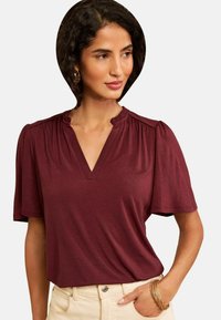 Ei valittu, burgundy red