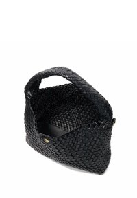 Zwarte geweven handtas met een gebogen handvat, een open bovenkant en een interieur met een gladde textuur. Opvallend door zijn ingewikkelde patronen en flexibele ontwerp.