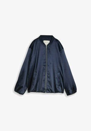 Granatowa satynowa kurtka typu bomber z przednim zamkiem błyskawicznym, elastycznymi mankietami i ściągaczem oraz dwoma bocznymi kieszeniami.