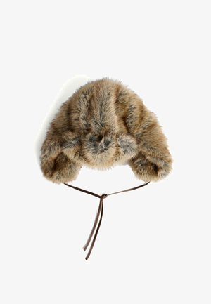Kunstpelzmütze in Brauntönen mit Ohrklappen und braunem Bindeband. Die Oberfläche ist weich mit unterschiedlich langem Fell.