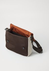 Borsa a tracolla marrone e crema con una fodera arancione, caratterizzata da un esterno testurizzato, due bottoni e una tracolla regolabile.