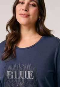 Samoon KURZARM RUNDHALS MIT VERZIERTEM WORDING - T-Shirt print - dark lake blue gemustert