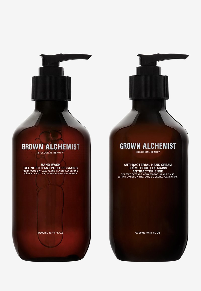 Bruna glasflaskor med svarta pumplock. Till vänster: handtvål, till höger: antibakteriell handkräm. Etiketter visar produktnamn och ingredienser.