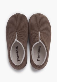 Chaussons en tissu marron côtelé avec un bout arrondi, une doublure intérieure blanche et un design de couture unique le long du bord supérieur.