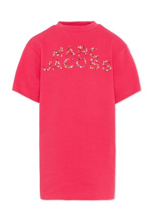 Maglietta a maniche corte di un rosa brillante con la scritta "MARC JACOBS" composta da piccoli ornamenti colorati e decorativi sul petto.