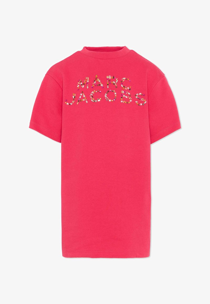 T-shirt rose vif à manches courtes avec "MARC JACOBS" épelé en petites décorations colorées sur la poitrine.