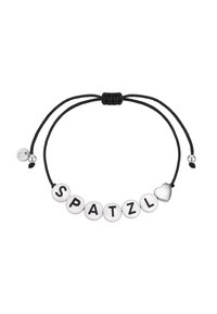 Bracelet en cordon noir réglable avec des perles blanches portant des lettres noires écrivant "SPATZL" et une petite perle en argent en forme de cœur.