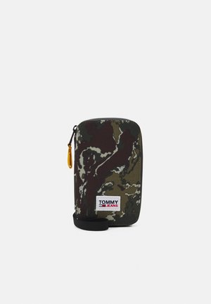 URBAN ESSENTIALS PHONE CAMO UNISEX - Obal na telefon - green