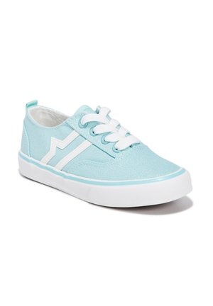 Sneakers in tela azzurro chiaro con dettagli bianchi, caratterizzati da un collare imbottito, lacci piatti e una suola in gomma testurizzata.