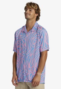Korte mouwen overhemd met een blauw en roze abstract golvenpatroon, gemaakt van lichte stof met een kraag en rechte zoom.