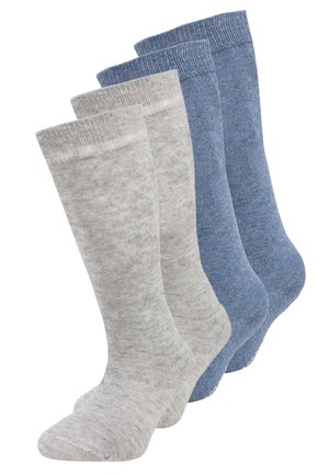 Vier Paar Socken ausgestellt, zwei in hellgrau und zwei in verschiedenen Blautönen. Weicher Baumwollmix mit gerippten Bündchen und Crew-Länge.