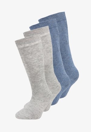 Vier Paar Socken ausgestellt, zwei in hellgrau und zwei in verschiedenen Blautönen. Weicher Baumwollmix mit gerippten Bündchen und Crew-Länge.