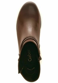 Braune Lederstiefelette mit runder Zehenpartie, Riemendetail und Schnallenakzent. Glatte Textur und gepolsterte Innensohle mit der Aufschrift "Best Fitting".