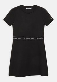 Černé šaty s krátkým rukávem vyrobené z bavlny, s přiléhavým střihem a rozšířeným lemem, doplněné kontrastním bílým logem na pase.