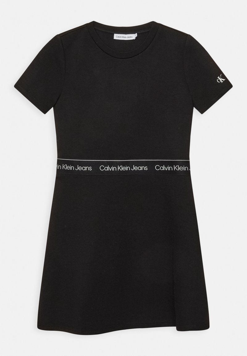 Černé šaty s krátkým rukávem vyrobené z bavlny, s přiléhavým střihem a rozšířeným lemem, doplněné kontrastním bílým logem na pase.