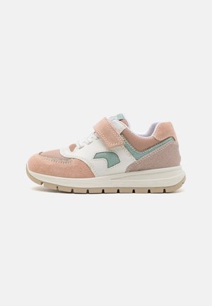 Børnesneaker med pink ruskind, hvidt læder og mintfarvede stofpaneler, med snørebånd og en pink velcrolukning på en beige sål.